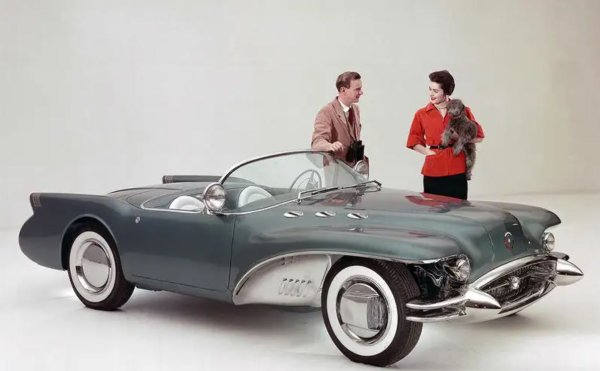 Със своята  агресивна предница и интересна конструкция от стъклени влакна Wildcat II определено е автомобил на бъдещето, когато се появява през 1953 г. &ndash; същата година като оригиналния Corvette. Съсредоточете се върху централната част на тази концепция и ще видите колко подобна е тя на най-ранните версии на Corvette.